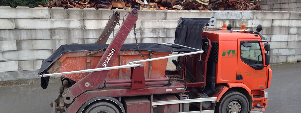 Roll over sheeting system for Skip Loaders